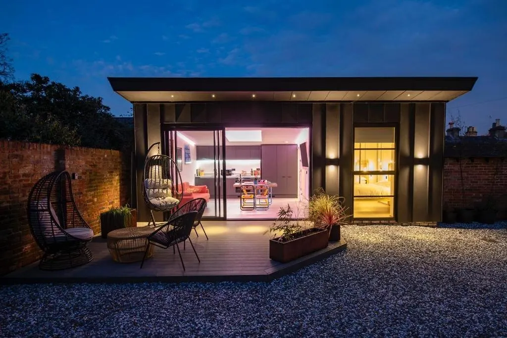 Modern Design, Parking, Central Of Christchurch Christchurch  Holiday home